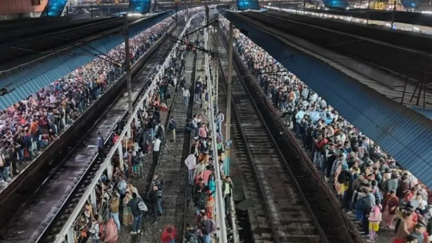 ಜನರು ನನ್ನ ಕಣ್ಮುಂದೆಯೇ ಜೀವ ಬಿಟ್ಟರು.. ದೆಹಲಿ ಕಾಲ್ತುಳಿತಕ್ಕೆ ಕಾರಣವೇನು? ಭೀಕರತೆ ತೆರೆದಿಟ್ಟ ಮಹಿಳೆ!