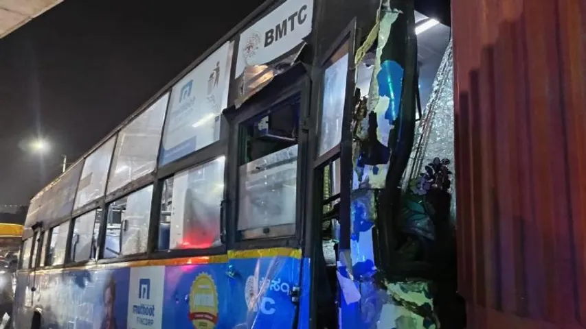 ಮೆಟ್ರೋ ಪಿಲ್ಲರ್​ಗೆ ಡಿಕ್ಕಿ ಹೊಡೆದ BMTC ಬಸ್.. 15ಕ್ಕೂ ಹೆಚ್ಚು ಪ್ರಯಾಣಿಕರಿಗೆ ಗಾಯ