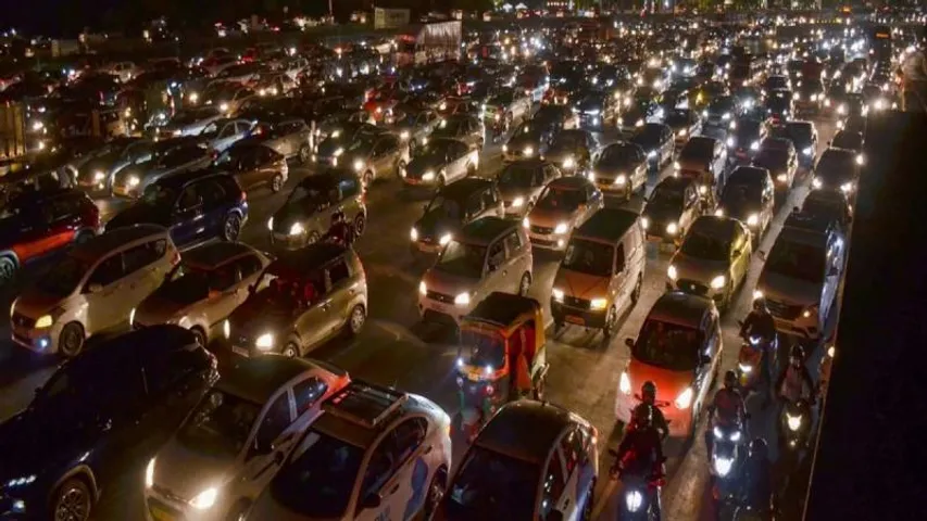 40 ಗಂಟೆ ಟ್ರಾಫಿಕ್​​; ಜನರು ಬೇಗನೇ ಹೆದ್ದಾರಿಗೆ ಯಾಕೆ ಬರಬೇಕು.. ವಕೀಲರಿಗೆ ನೋಟಿಸ್​ ಕೊಟ್ಟ ಹೈಕೋರ್ಟ್!​​