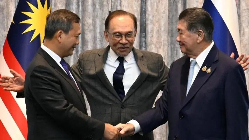 ಥೈಲ್ಯಾಂಡ್-ಕಾಂಬೋಡಿಯಾ ಕದನ ವಿರಾಮ; ಮಧ್ಯಸ್ಥಿಕೆ ವಹಿಸಿದ್ದು ಯಾರೋ, ಬೆನ್ನು ತಟ್ಟಿಕೊಂಡಿದ್ದು ಮಾತ್ರ ಟ್ರಂಪ್​​..!