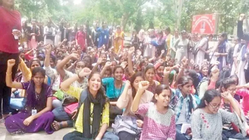 Bengaluru: Maharani College students protest outside Vice Chancellor's office