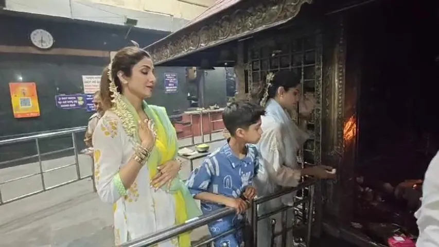 Mangaluru: Shilpa Shetty offers special prayers at Kateel Durgaparameshwari Temple
