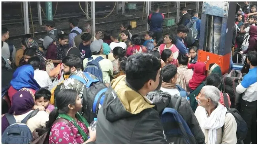 Stampede at New Delhi railway station kills 18, injures over a dozen