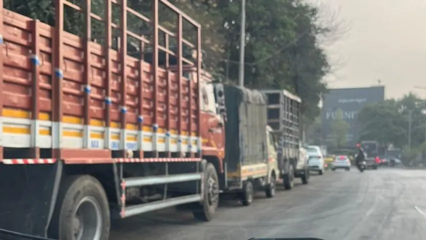 Public outrage grows over garbage and traffic chaos near Lalbagh 