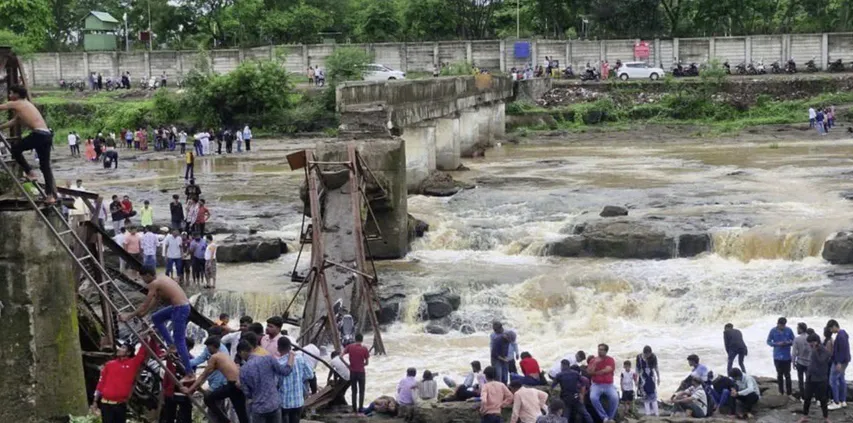 Pune: Bridge collapse over Indrayani River claims six lives, rescue operations underway