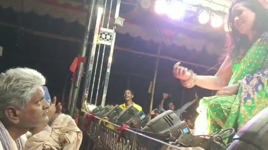 Pihu dance naked in front of the old man