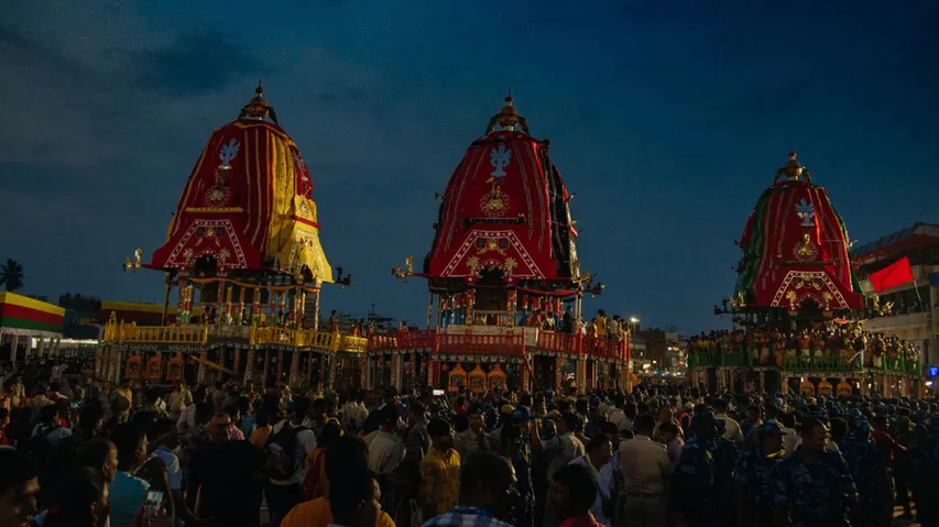 3 chariots stood in front of the lion door