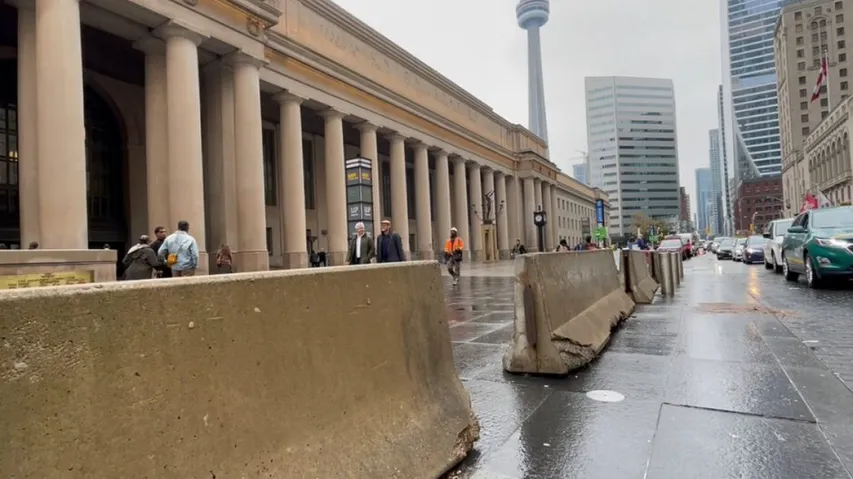 Minister and bodyguard robbed