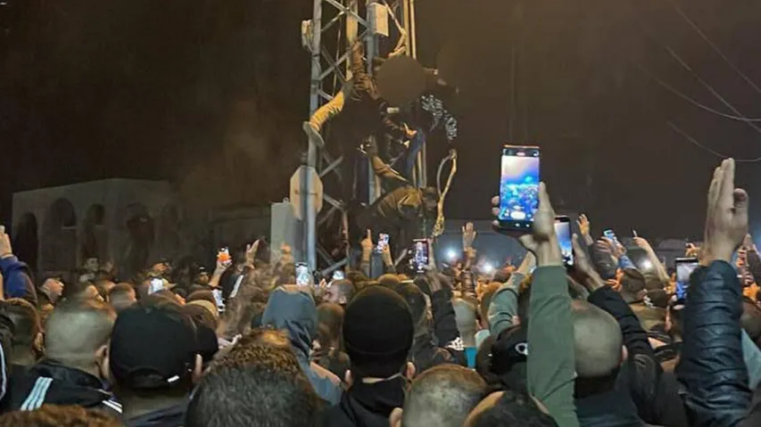 deadbody hang on electric pole