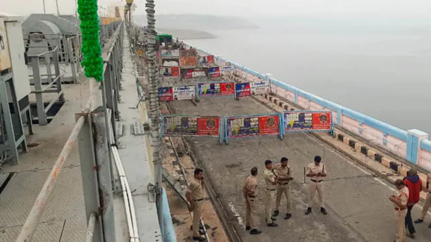 andhra-police-storm-in-to-nagarjuna-sagar-dam