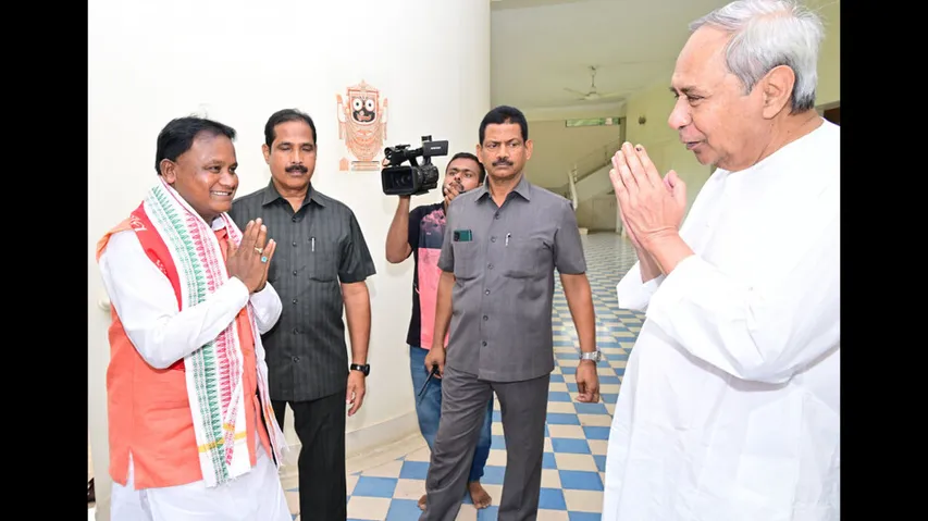 CM Mohan Majhi With Ex CM Naveen Patnaik