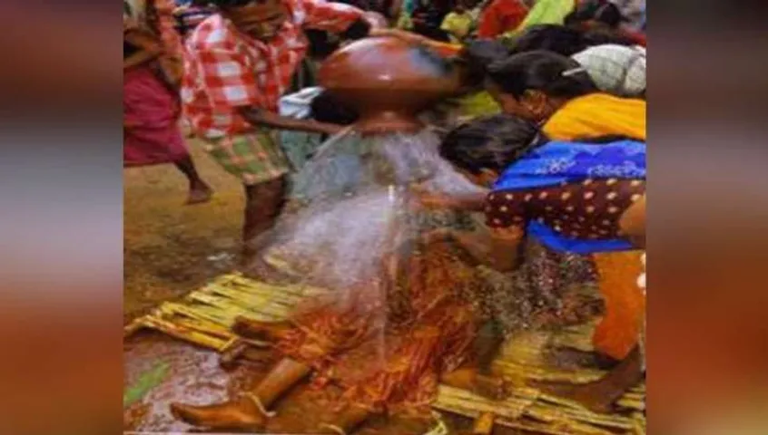 ଅଗ୍ନି ନୁହେଁ, ପାଣିକୁ ସାକ୍ଷୀ ରଖି ଏଠି ବାହା ହୁଅନ୍ତି ସମ୍ପର୍କୀୟ ଭାଇ ଭଉଣୀ