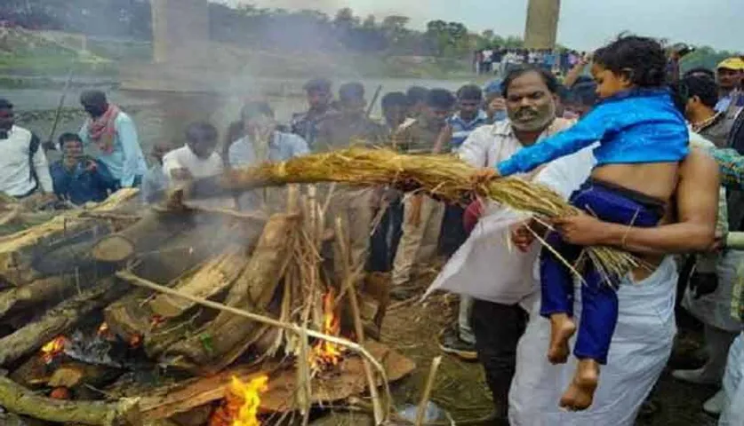 ସହିଦ ବାପାଙ୍କୁ ମୁଖାଗ୍ନି ଦେଲା ୫ ବର୍ଷର ଝିଅ, ଆଉ ପଚାରିଲା.....