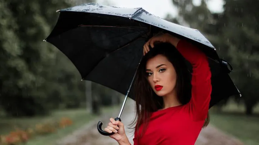 ବର୍ଷା ଦିନେ କିପରି ମେକ୍‌ଅପ୍‌ ନେଲେ ଦେଖାଯିବେ ଆକର୍ଷଣୀୟ, ଜାଣି ରଖନ୍ତୁ