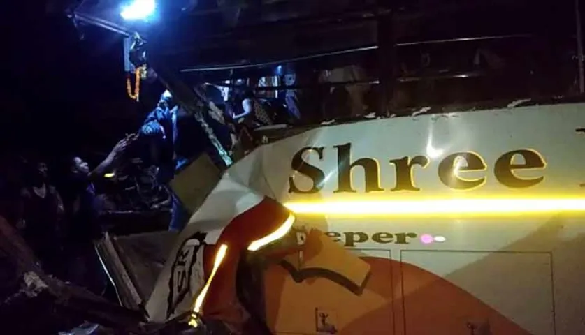 ଚଳନ୍ତା ଟ୍ରକ୍‌କୁ ପଛରୁ ପିଟିଲା ବସ୍‌