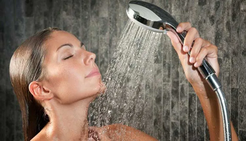 ଗାଧୋଇବା ସମୟରେ ଏହିସବୁ ଭୁଲ୍‌ କରୁଛନ୍ତି କି ?