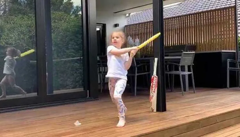 ବିରାଟଙ୍କ ଭଳି ବ୍ୟାଟିଂ କରିବାକୁ ଚାହାନ୍ତି ୱାର୍ଣ୍ଣରଙ୍କ ଝିଅ, ଦେଖନ୍ତୁ ଭିଡିଓ