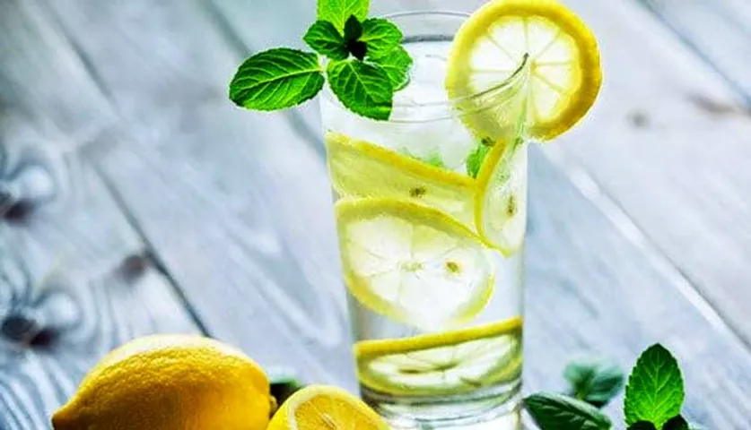 ମୁହଁରେ ଗ୍ଲୋ ଆଣେ ଲେମ୍ବୁ ପାଣି