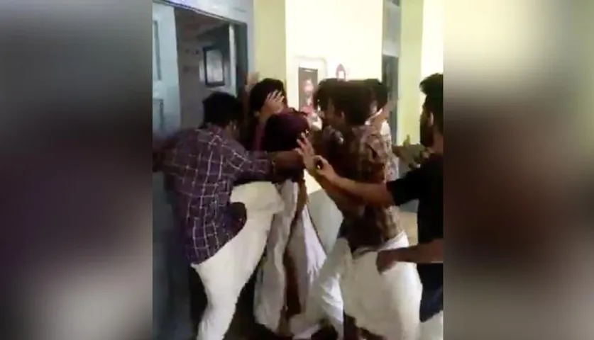 ‘ସିଏଏ’ ସେମିନାର ପାଇଁ ଏବିଭିପି ସଦସ୍ୟଙ୍କୁ ପିଟିଲେ ଏସ୍‌ଏଫ୍‌ଆଇ କର୍ମୀ