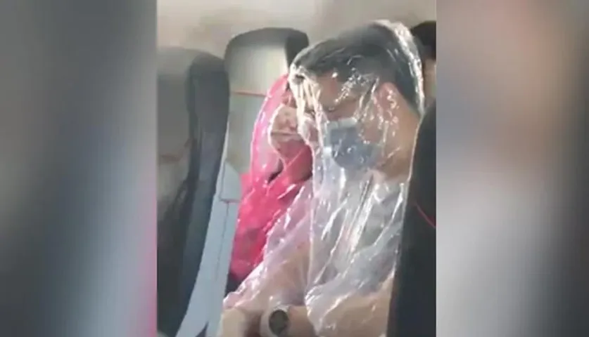 କରୋନା ଭୟ, ବିମାନରେ ପ୍ଲାଷ୍ଟିକ୍‌ ଘୋଡାଇ ବସିଲେ ଯାତ୍ରୀ