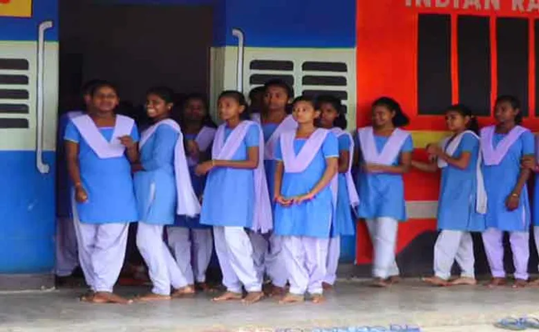 ଟ୍ରେନ୍‌ରେ ବସି ପାଠ ପଢୁଛନ୍ତି ଛାତ୍ରଛାତ୍ରୀ !