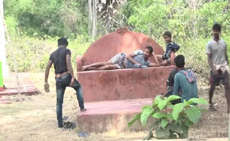 ସଟ୍‌ଡାଉନ୍‌କୁ ଫୁ, ବାହାନା ଦେଖାଇ ମେଳି କରୁଛନ୍ତି ଲୋକ