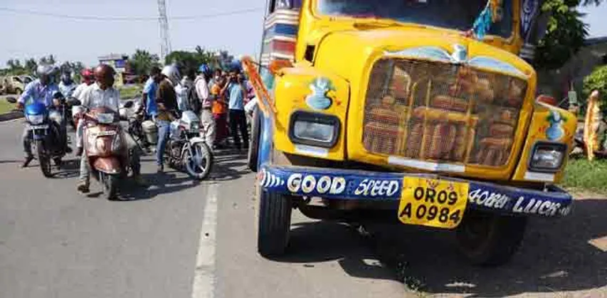 ଟ୍ରକ୍‌ ପଛରେ ପିଟି ହେଲା ବାଇକ୍‌; ଜଣେ ମୃତ