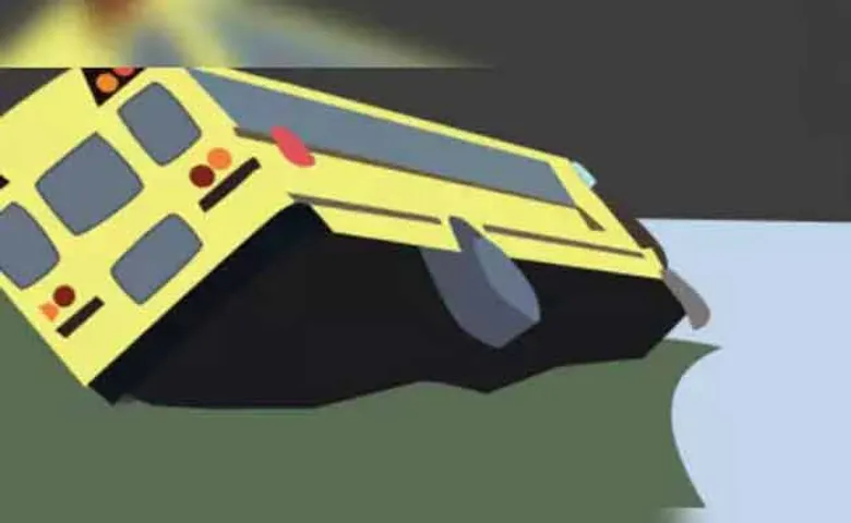 ପ୍ରବାସୀ ଓଡ଼ିଆଙ୍କୁ ନେଇ ଫେରୁଥିବା ବସ୍‌ କଳିଙ୍ଗା ଘାଟିରେ ଓଲଟିଲା