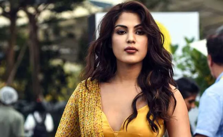 ସୁଶାନ୍ତଙ୍କ ଆକାଉଣ୍ଟରୁ ୧୫ କୋଟି ଗଲା କୁଆଡ଼େ? ରିୟାଙ୍କ ଉପରକୁ ଉଠିଲା ଆଙ୍ଗୁଳି