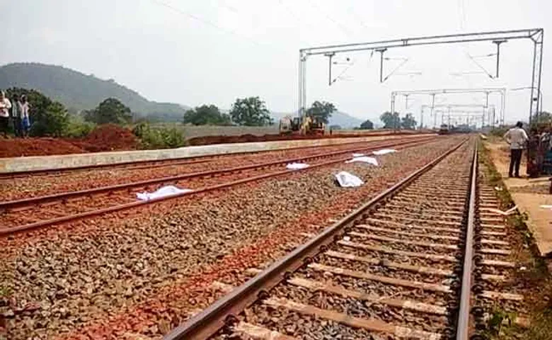 ହସଖୁସିରେ ବାପାଙ୍କ ସହ ବୁଲିବାକୁ ଯାଇଥିଲେ ଭାଇ ଭଉଣୀ, ହେଲେ କିଏ ଜାଣିଥିଲା...