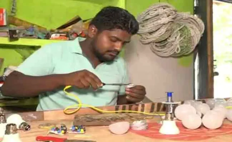 ଚାକିରିରୁ ମିଳିଲାନି ଆତ୍ମସନ୍ତୋଷ, ଏଲ୍ଇଡି ବଲ୍‌ବ ଦେଲା ପରିଚୟ