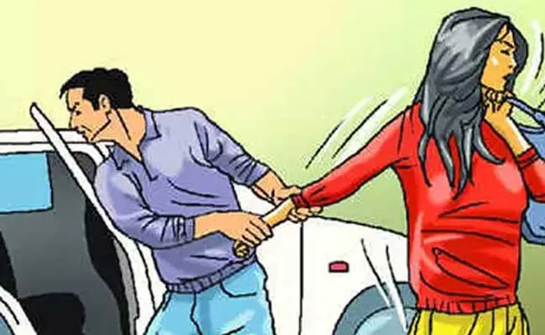 ଘର ଭିତରେ ପଶି ଟ୍ୟୁସନ ଦିଦିଙ୍କୁ ଉଠାଇ ନେଲେ, ବିରୋଧ କରିବାରୁ ଲୋକଙ୍କୁ ଗୁଳିମାଡ଼