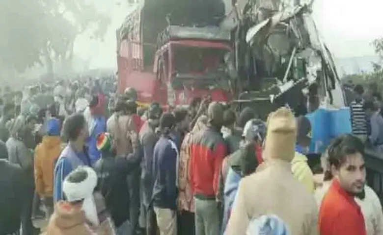 ବସ୍-ଟ୍ରକ୍ ମୁହାଁମୁହିଁ ଧକ୍କା: ୧୦ ମୃତ, ୧୦ ଗୁରୁତର