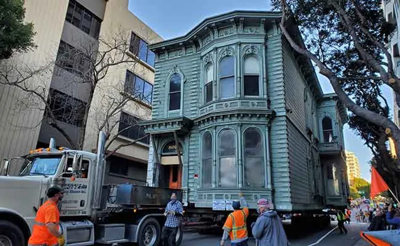 ରାସ୍ତାରେ ଗଡିଲା ୧୩୯ ବର୍ଷର ପୁରୁଣା ପ୍ୟାଲେସ