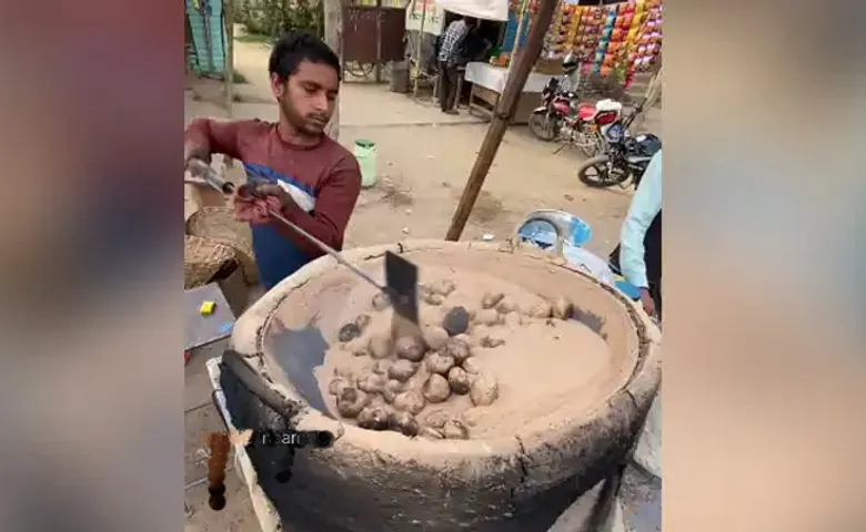 କେବେ ଖାଇଛନ୍ତି କି? ତତଲା ବାଲିରୁ ତିଆରି ଷ୍ଟ୍ରିଟ୍‌ ଫୁଡ୍‌