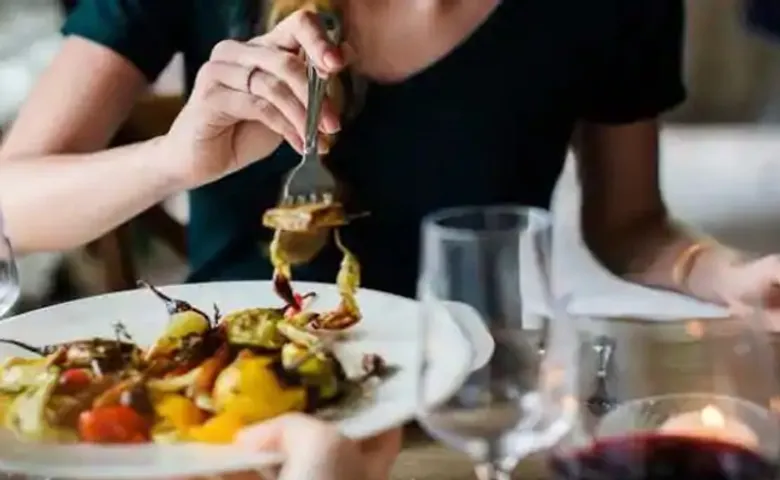 ବିଳମ୍ବିତ ରାତିରେ ଖାଉଛନ୍ତି କି? ଡାକି ଆଣିପାରେ ଭୟଙ୍କର ବିପଦ