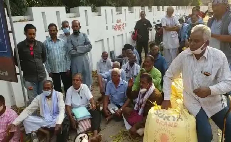 ଜିଲ୍ଲାପାଳଙ୍କ ଘର ସମ୍ମୁଖରେ ଧାନ ବସ୍ତା ରଖି ଧାରଣା