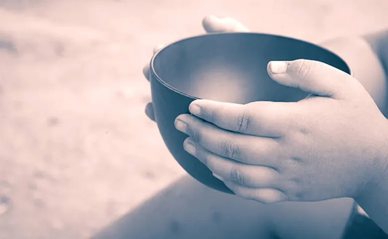 ଭୋକର ବିକଳ ଚିତ୍ର: ରାସ୍ତାରେ ଅଇଁଠା ପତ୍ର ଚାଟୁଛି କଅଁଳ ଶିଶୁ  