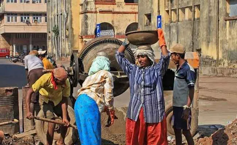 ଶ୍ରମଜୀବୀଙ୍କ ଦୁଃଖ ବୁଝୁଛି କିଏ ?