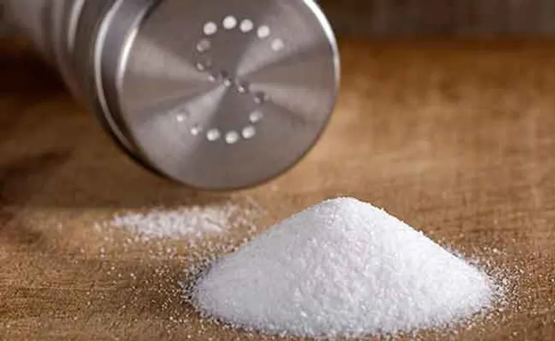 ଘରେ ଲାଗି ରହୁଛି କି ଅଶାନ୍ତି, ଚିମୁଟାଏ ଲୁଣରେ ଦୂର ହୋଇପାରେ ସମସ୍ୟା