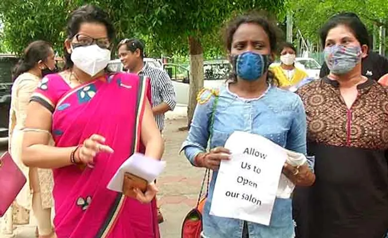 ଆମେ ଖାଇବାକୁ ପାଉନୁ; ରାସ୍ତାକୁ ଓହ୍ଲାଇଲେ ବ୍ୟୁଟିପାର୍ଲର, ସ୍ପା’ ମାଲିକ