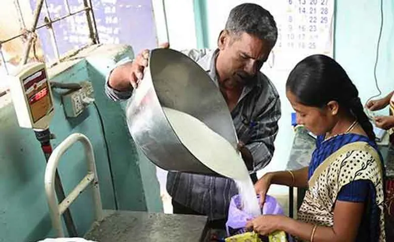 କିଏ କାହାକୁ ଦେଉଛି ମାଗଣା ଚାଉଳ?