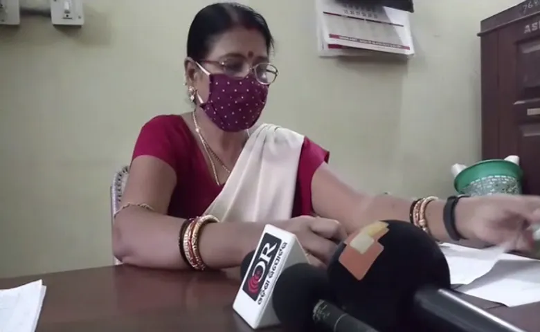 ଜଣେ ଦିଦି ପଢ଼ାଉଛନ୍ତି ସବୁ ବିଷୟ