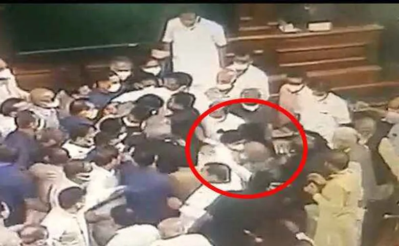 ରାଜ୍ୟସଭାରେ ବିରୋଧୀ ସାଂସଦ ଏବଂ ମାର୍ଶଲଙ୍କ ମଧ୍ୟରେ ଧସ୍ତାଧସ୍ତି, ସାର୍ବଜନୀନ ହେଲା ଭିଡିଓ