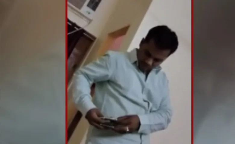 ‘ମୁଁ ସବ୍‌ଇନ୍ସପେକ୍ଟର ଥିବା ବେଳେ ଏହାଠୁ ଅଧିକ ନେଉଥିଲି’, ଭିଡିଓ ଭାଇରାଲ