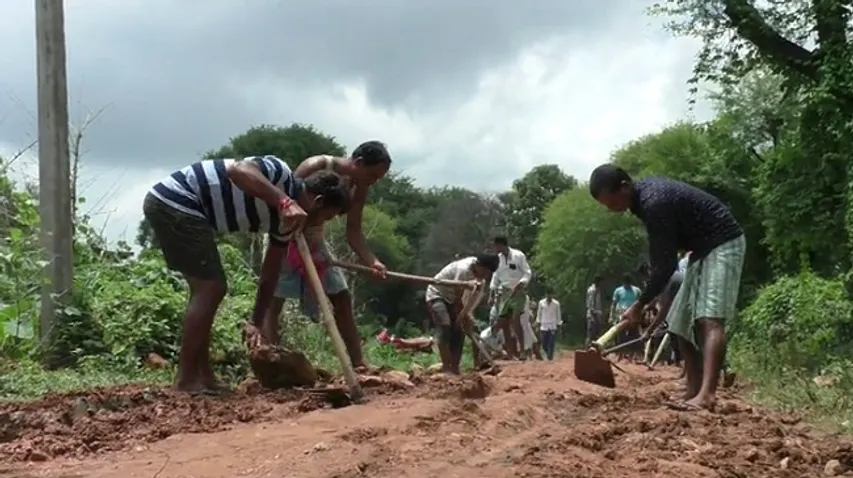 କେହି ଶୁଣିଲେନି; ରାସ୍ତା ମରାମତି କଲେ ଗାଁ ଲୋକେ
