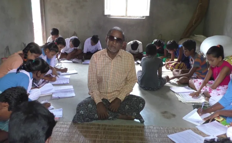 ଦଇବ ନେଇଗଲା ଦୃଷ୍ଟିଶକ୍ତି, ଦୀପ ହୋଇ ଆଲୋକିତ କରୁଛନ୍ତି ଭାସ୍କର ସାର୍