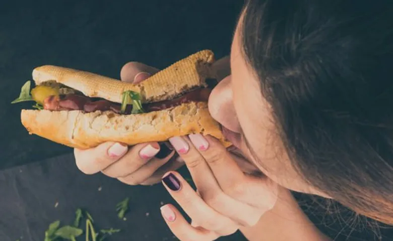 'ହଟ୍‌-ଡଗ୍‌' ଖାଇ ଟଳିପଡ଼ିଲେ ଯୁବତୀ