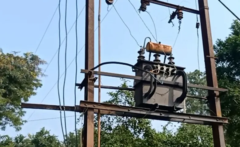 ବଜ୍ରପାତରେ ଜଳିଗଲା ଟ୍ରାନ୍ସଫର୍ମର, ନ ସଜାଡ଼ିଲେ ମିଳିବନି ଭୋଟ