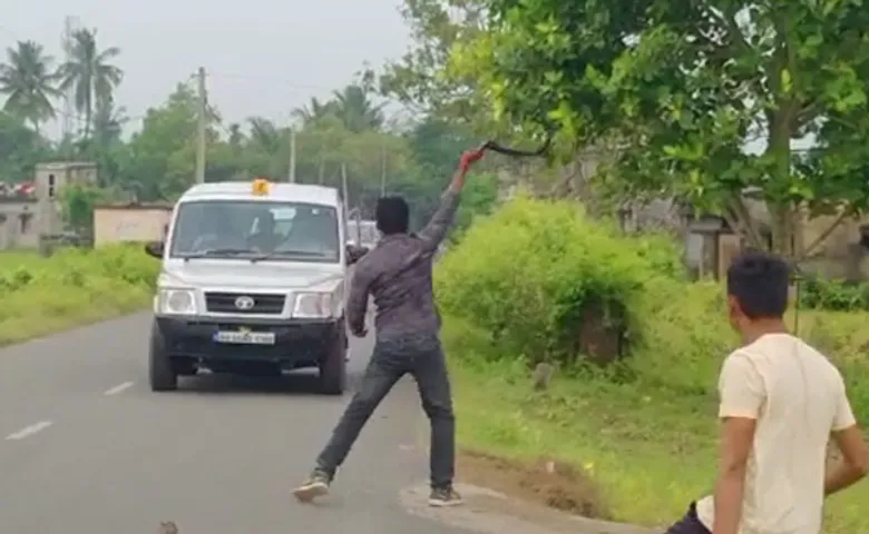 କେନ୍ଦ୍ରମନ୍ତ୍ରୀଙ୍କ ଗାଡ଼ି ଉପରକୁ ଅଣ୍ଡାମାଡ଼